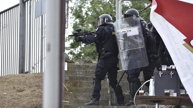 Při fotbalovém utkání Zbrojovky Brno s Baníkem Ostrava musela zasahovat policie. Příznivci hostujícího Baníku se přes plot napadali s fanoušky Zbrojovky. Při fotbalovém utkání Zbrojovky Brno s Baníkem Ostrava musela zasahovat policie. Příznivci hostujícího Baníku se přes plot napadali s fanoušky Zbrojovky.