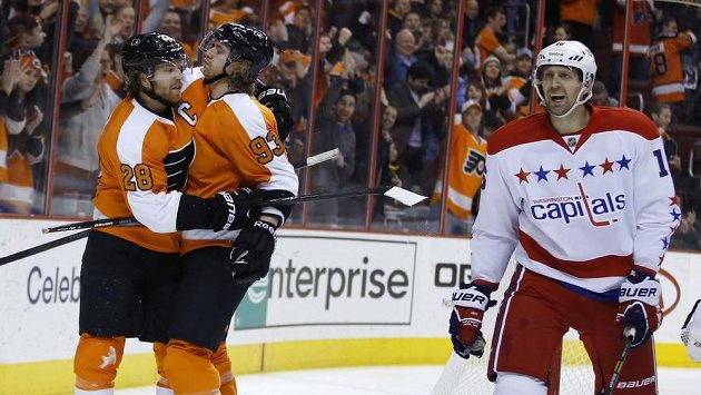 Kapitán Flyers Claude Giroux (vlevo) se raduje s Jakubem Voráčkem z gólu v utkání s Washingtonem. Vpravo Eric Fehr. Kapitán Flyers Claude Giroux (vlevo) se raduje s Jakubem Voráčkem z gólu v utkání s Washingtonem. Vpravo Eric Fehr.