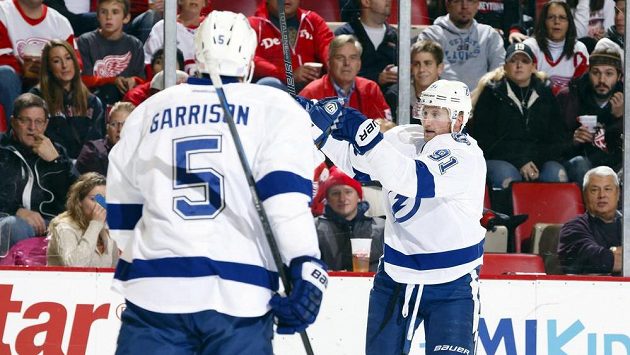Útočník Tampy Bay Steven Stamkos (vpravo) slaví gól proti Detroitu. Vlevo je obránce Lightning Jason Garrison. Útočník Tampy Bay Steven Stamkos (vpravo) slaví gól proti Detroitu. Vlevo je obránce Lightning Jason Garrison.