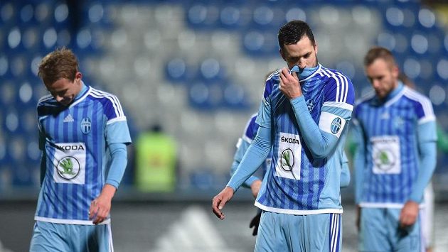 Zklamaný Lukáš Magera (vpravo) se spoluhráči z Boleslavi. Zklamaný Lukáš Magera (vpravo) se spoluhráči z Boleslavi.
