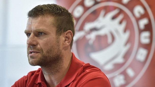 Hlavní trenér hokejistů Třince Václav Varaďa na předsezónní tiskové konferenci. Hlavní trenér hokejistů Třince Václav Varaďa na předsezónní tiskové konferenci.