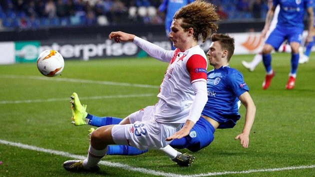 Slávista Alex Král (vepředu) a Bryan Heynen z Genku. Slávista Alex Král (vepředu) a Bryan Heynen z Genku.