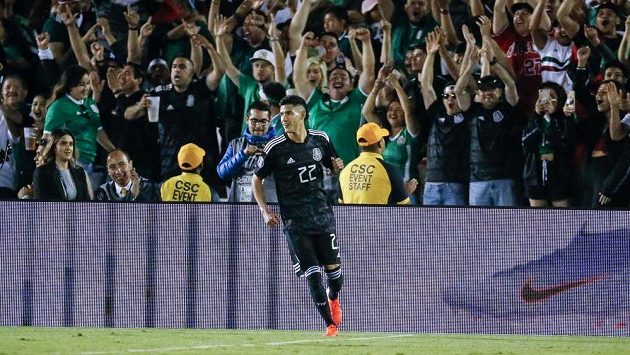 Mexičan Uriel Antuna během zápasu na mistrovství Střední a Severní Ameriky ve fotbale v souboji s Kubou. Mexičan Uriel Antuna během zápasu na mistrovství Střední a Severní Ameriky ve fotbale v souboji s Kubou.