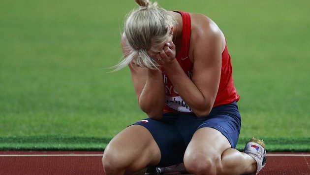 Smutná oštěpařka Barbora Špotáková ve finále MS v Pekingu. Smutná oštěpařka Barbora Špotáková ve finále MS v Pekingu.