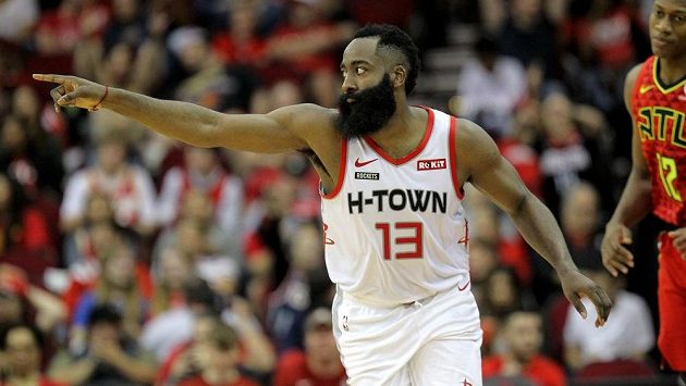 Zatím nejlepší střelec letošní sezony NBA James Harden oslavuje jednu ze svých trojek v zápase s Atlantou. Zatím nejlepší střelec letošní sezony NBA James Harden oslavuje jednu ze svých trojek v zápase s Atlantou.