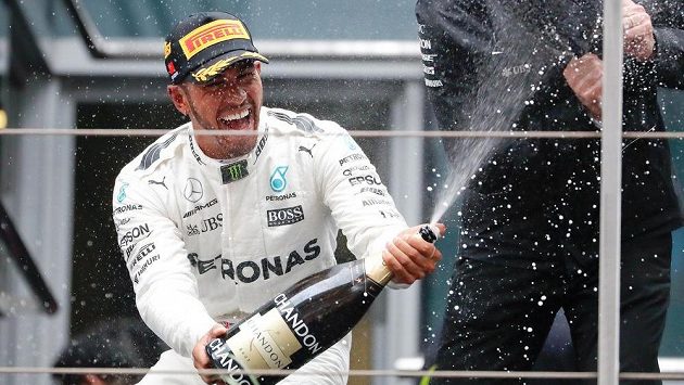 Lewis Hamilton oslavuje vítězství ve Velké ceně Číny. Lewis Hamilton oslavuje vítězství ve Velké ceně Číny.