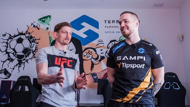 David Undertaker Dvořák, český bojovník smíšených bojových umění MMA, navštívil Gaming House týmu Sampi.Tipsport v Tuchoměřicích nedaleko Prahy. David Undertaker Dvořák, český bojovník smíšených bojových umění MMA, navštívil Gaming House týmu Sampi.Tipsport v Tuchoměřicích nedaleko Prahy.