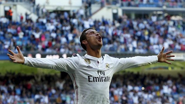 Cristiano Ronaldo slaví jeden ze svých pěti gólů proti Granadě. Cristiano Ronaldo slaví jeden ze svých pěti gólů proti Granadě.