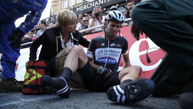 Britský cyklista Mark Cavendish měl těsně před koncem první etapy Tour de France těžký pád. Britský cyklista Mark Cavendish měl těsně před koncem první etapy Tour de France těžký pád.