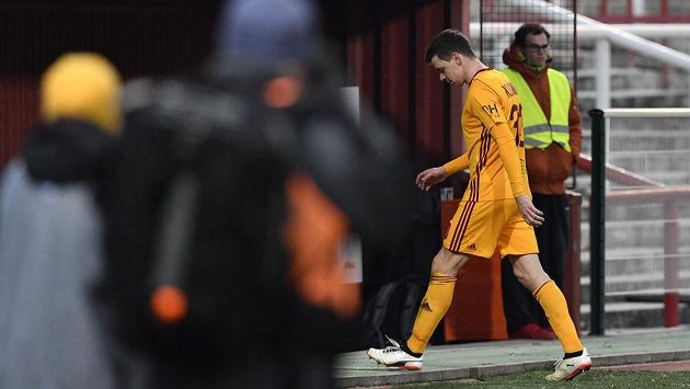 Ondřej Kušnír z Dukly vyloučený v zápase s Teplicemik odchází do šaten. Ondřej Kušnír z Dukly vyloučený v zápase s Teplicemik odchází do šaten.