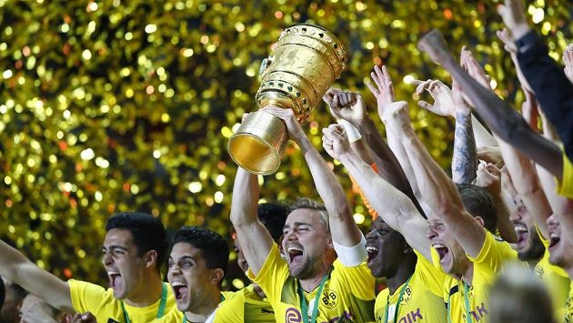 Fotbalisté Dortmundu slavili zisk poháru. Teď vítají novou posilu. Fotbalisté Dortmundu slavili zisk poháru. Teď vítají novou posilu.