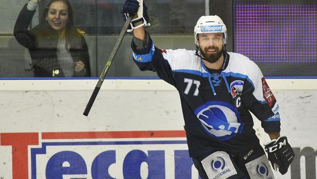 Milan Gulaš z Plzně rozhodl při nájezdech duel s Chomutovem. Milan Gulaš z Plzně rozhodl při nájezdech duel s Chomutovem.