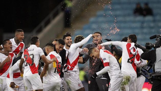 Euforie fotbalistů Peru po vyřazení Chile v semifinále jihoamerického mistrovství. Euforie fotbalistů Peru po vyřazení Chile v semifinále jihoamerického mistrovství.