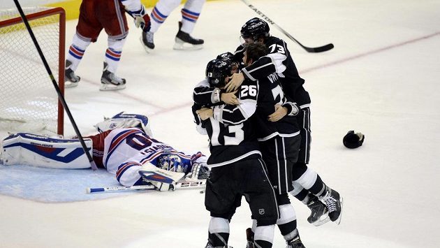 Hráči LA Kings se radují z rozhodující trefy letošního Stanley Cupu z hokejky Aleca Martineze. Hráči LA Kings se radují z rozhodující trefy letošního Stanley Cupu z hokejky Aleca Martineze.