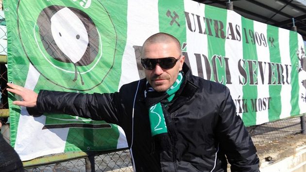 Tomáš Řepka pózuje před kotlem fanoušků Mostu. Tomáš Řepka pózuje před kotlem fanoušků Mostu.