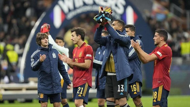Fotbalisté Španělska prohráli ve finále Lugy národů s Francií. Poražení i tak děkovali fanouškům za podporu. Fotbalisté Španělska prohráli ve finále Lugy národů s Francií. Poražení i tak děkovali fanouškům za podporu.