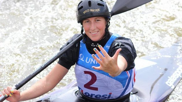 Kateřina Kudějová se žluto-modrým nabarvením nehtů. Kateřina Kudějová se žluto-modrým nabarvením nehtů.