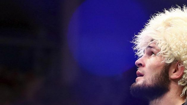 Chabib Nurmagomedov vyhrál v MMA už 28 zápasů, ani jednou neprohrál. I proto patří mezi top placené zápasníky na světě. Chabib Nurmagomedov vyhrál v MMA už 28 zápasů, ani jednou neprohrál. I proto patří mezi top placené zápasníky na světě.
