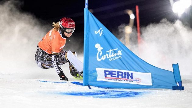 Snowboardistka Ester Ledecká v osmifinále paralelního slalomu Světového poháru v italské Cortině. Snowboardistka Ester Ledecká v osmifinále paralelního slalomu Světového poháru v italské Cortině.