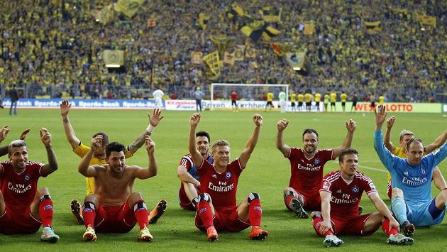 Hamburk slaví první výhru v tomto ročníku bundesligy. Zvítězil v Dortmundu. Vpravo brankář Jaroslav Drobný. Hamburk slaví první výhru v tomto ročníku bundesligy. Zvítězil v Dortmundu. Vpravo brankář Jaroslav Drobný.