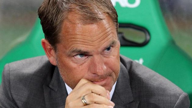 Kouč Ajaxu Frank de Boer během utkání předkola Ligy mistrů s Rapidem Vídeň. Kouč Ajaxu Frank de Boer během utkání předkola Ligy mistrů s Rapidem Vídeň.