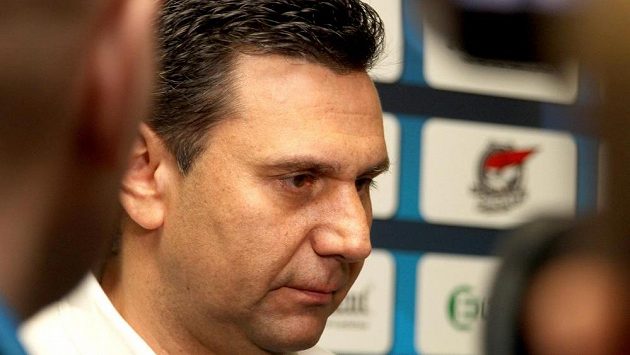 Trenér Pirátů Chomutov Vladimír Růžička před premiérovou sezónou v klubu. Trenér Pirátů Chomutov Vladimír Růžička před premiérovou sezónou v klubu.