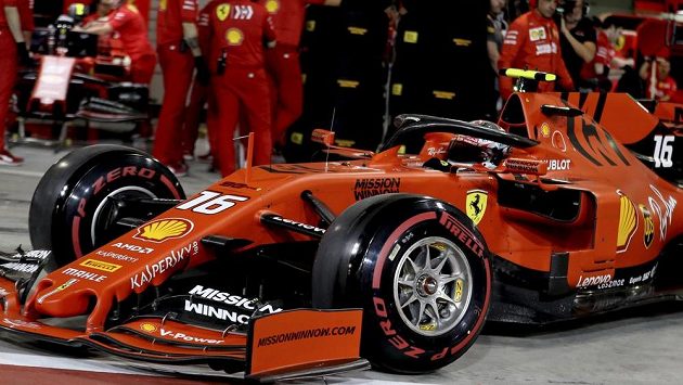 Charles Leclerc vystupuje ze svého Ferrari na VC Bahrajnu. Charles Leclerc vystupuje ze svého Ferrari na VC Bahrajnu.