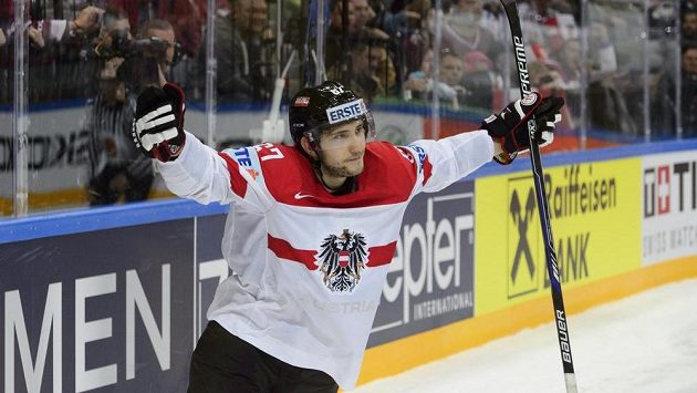 Konstantin Komarek z Rakouska se raduje z vítězného gólu v samostatných nájezdech v duelu MS proti Švýcarsku. Konstantin Komarek z Rakouska se raduje z vítězného gólu v samostatných nájezdech v duelu MS proti Švýcarsku.