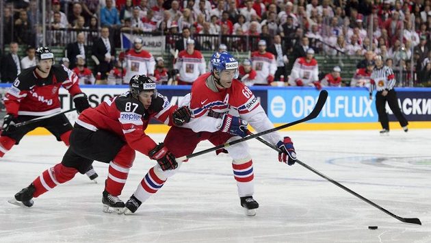 Jaromíru Jágrovi (vpravo) se snaží vypíchnout puk Kanaďan Sidney Crosby. Jaromíru Jágrovi (vpravo) se snaží vypíchnout puk Kanaďan Sidney Crosby.