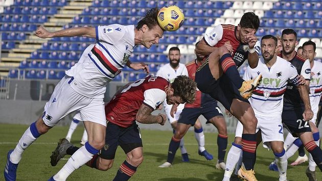 Albin Ekdal ze Sampdorie Janov hlavičkuje v utkání proti Cagliari. Albin Ekdal ze Sampdorie Janov hlavičkuje v utkání proti Cagliari.