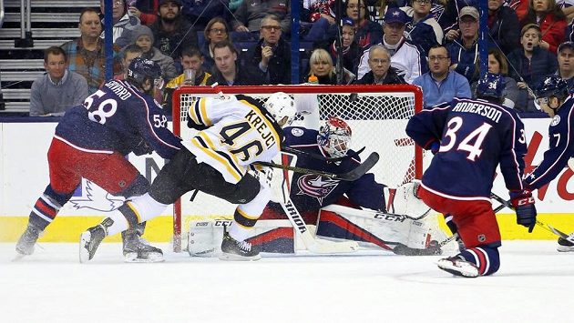 David Krejčí z Bostonu střílí gól do sítě Columbusu. David Krejčí z Bostonu střílí gól do sítě Columbusu.