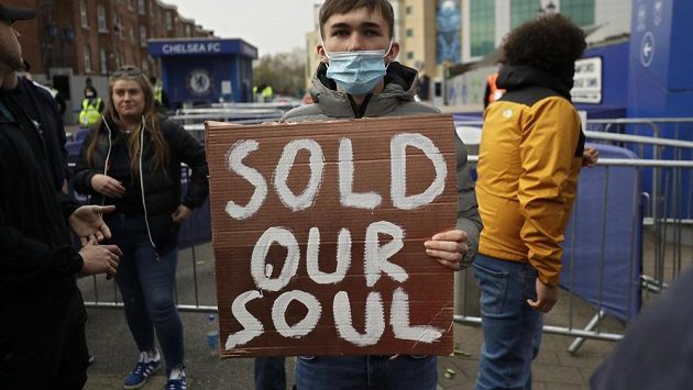 Prodali jste naši duši, stojí na transparentu fanouška Chelsea protestujícího proti Super lize. Prodali jste naši duši, stojí na transparentu fanouška Chelsea protestujícího proti Super lize.