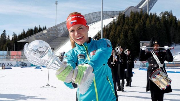 Gabriela Koukalová v Oslu s malým křišťálovým glóbem za celkové prvenství v závodech s hromadným startem. 