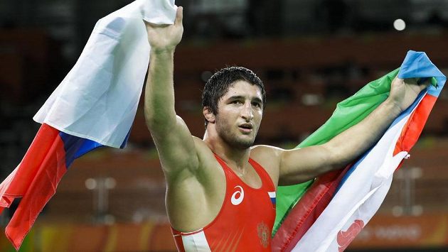 Rus Abdulrašid Sadulajev se raduje ze zápasnického zlata na OH v Riu. Rus Abdulrašid Sadulajev se raduje ze zápasnického zlata na OH v Riu.
