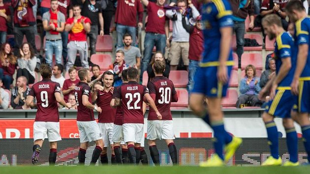 Radost Sparťanů po vstřeleném gólu proti Jihlavě. Ani proti Beer Ševě nebude jejich stadión plný... Radost Sparťanů po vstřeleném gólu proti Jihlavě. Ani proti Beer Ševě nebude jejich stadión plný...