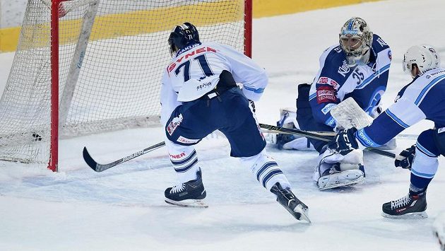 Jakub Valský (vpravo) z Liberce střílí druhý gól, přihlíží brankář Plzně Matěj Machovský. Jakub Valský (vpravo) z Liberce střílí druhý gól, přihlíží brankář Plzně Matěj Machovský.