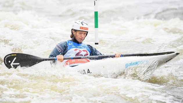 Kajakářka Amálie Hilgertová během semifinálové jízdy v kategorii K1 v Praze. Kajakářka Amálie Hilgertová během semifinálové jízdy v kategorii K1 v Praze.