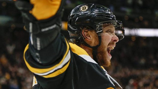 Hokejový útočník David Pastrňák opět bodoval v dresu týmu Boston Bruins v NHL. Hokejový útočník David Pastrňák opět bodoval v dresu týmu Boston Bruins v NHL.