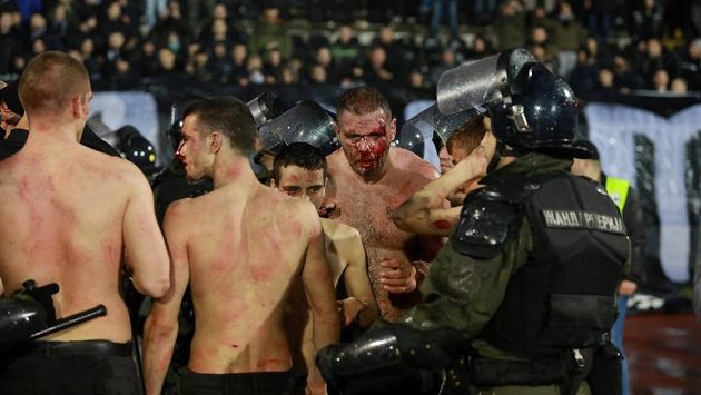 Policie zasahuje. Při bělehradském derby došlo v hledišti ke zraněním. Policie zasahuje. Při bělehradském derby došlo v hledišti ke zraněním.