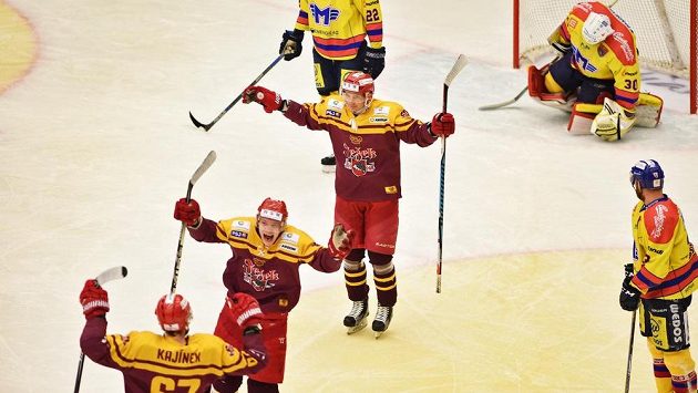 Jihlavští (zleva) David Kajínek, Radek Hubáček a Josef Skořepa se radují z gólu. Vzadu vpravo překonaný budějovický brankář Petr Kváča. Jihlavští (zleva) David Kajínek, Radek Hubáček a Josef Skořepa se radují z gólu. Vzadu vpravo překonaný budějovický brankář Petr Kváča.