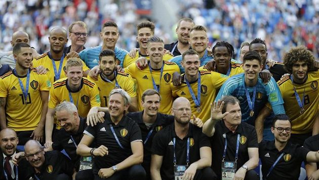 Belgičtí fotbalisté s bronzovými medailemi na krku. Belgičtí fotbalisté s bronzovými medailemi na krku.
