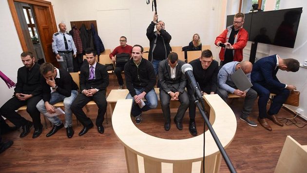 Ve Strakonicích začal 10. října soud s 18 obžalovanými v korupční fotbalové kauze, která zasáhla především nižší soutěže v Česku. Ve Strakonicích začal 10. října soud s 18 obžalovanými v korupční fotbalové kauze, která zasáhla především nižší soutěže v Česku.