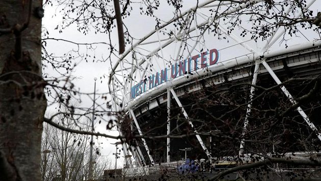 Ani fanoušci West Ham United své fotbalové miláčky v akci naživo dlouho neuvidí. Ani fanoušci West Ham United své fotbalové miláčky v akci naživo dlouho neuvidí.
