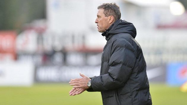 Trenér Jablonce Zdeněk Klucký během utkání v Příbrami. Trenér Jablonce Zdeněk Klucký během utkání v Příbrami.