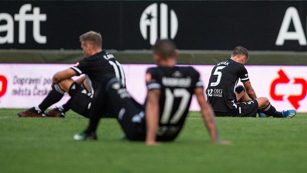 Zklamaní fotbalisté Českých Budějovic po porážce s Libercem. Zklamaní fotbalisté Českých Budějovic po porážce s Libercem.