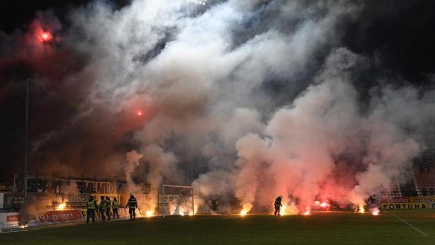 Fanoušci Sparty v úvodu utkání v Příbrami naházeli na hřiště světlice. Zápas byl kvůli tomu přerušen. Fanoušci Sparty v úvodu utkání v Příbrami naházeli na hřiště světlice. Zápas byl kvůli tomu přerušen.