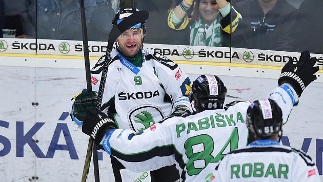 Mladoboleslavský útočník David Výborný (vlevo) se raduje se spoluhráči z gólu v zápase proti Pardubicím. Mladoboleslavský útočník David Výborný (vlevo) se raduje se spoluhráči z gólu v zápase proti Pardubicím.