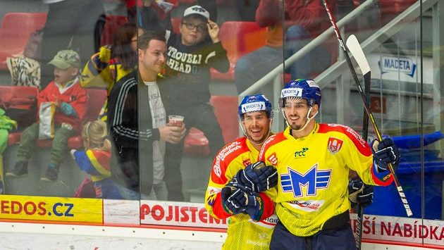 Radost v podání hokejistů Českých Budějovic - na snímku slaví Jiří Šimánek a Jan Veselý v utkání Chance ligy. Radost v podání hokejistů Českých Budějovic - na snímku slaví Jiří Šimánek a Jan Veselý v utkání Chance ligy.