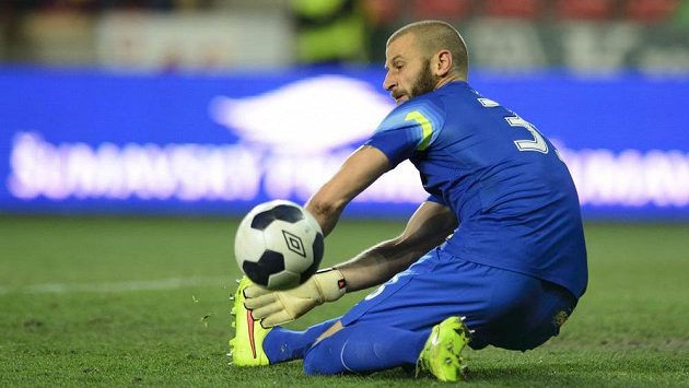 Sparťanský brankář David Bičík zasahuje v utkání proti Slavii. Sparťanský brankář David Bičík zasahuje v utkání proti Slavii.
