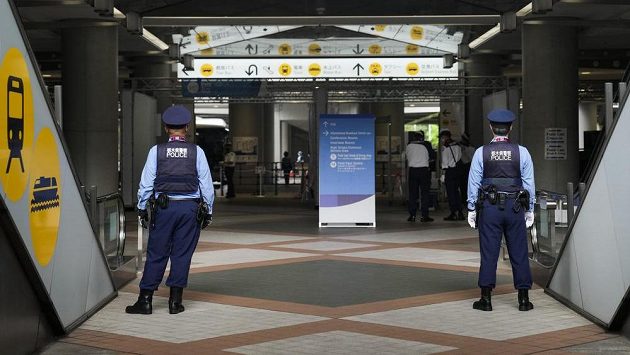 Japonští policisté v Tokiu před startem olympijských her. Japonští policisté v Tokiu před startem olympijských her.